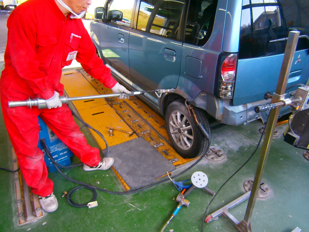 車体を補修する鈑金・塗装作業