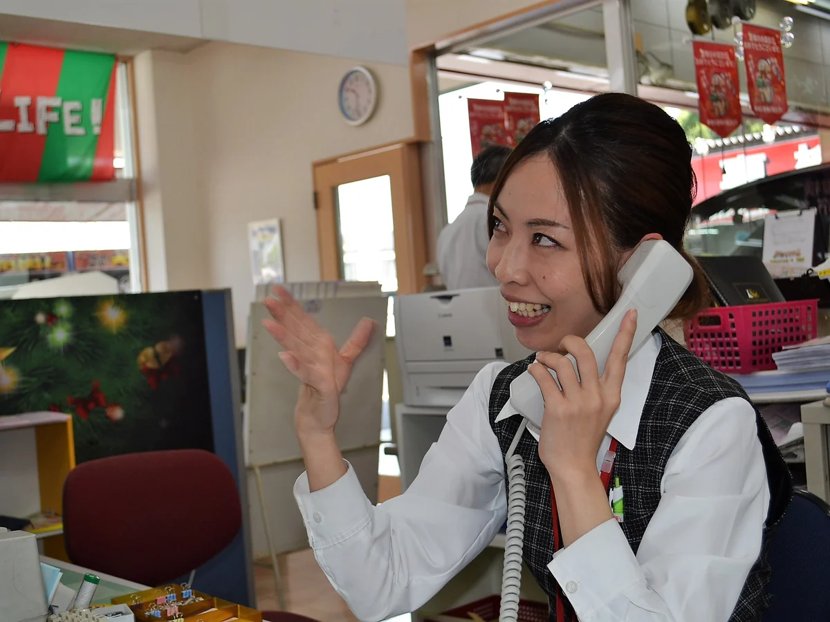 電話でお客様に対応するスタッフ
