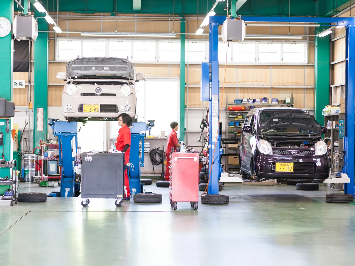 西崎自動車の整備工場内