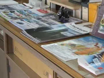 店舗に用意された新車カタログ
