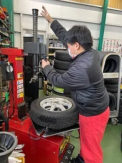 タイヤチェンジャーを操作する堀元さん