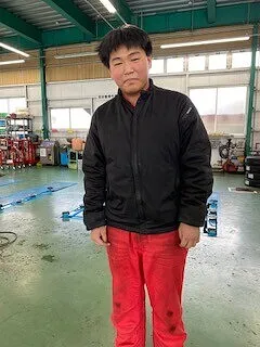 西崎自動車の整備工場に立つ堀元さん