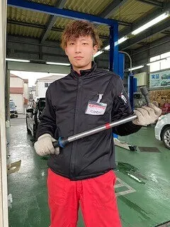 西崎自動車の整備工場で工具を持つ鷹取さん