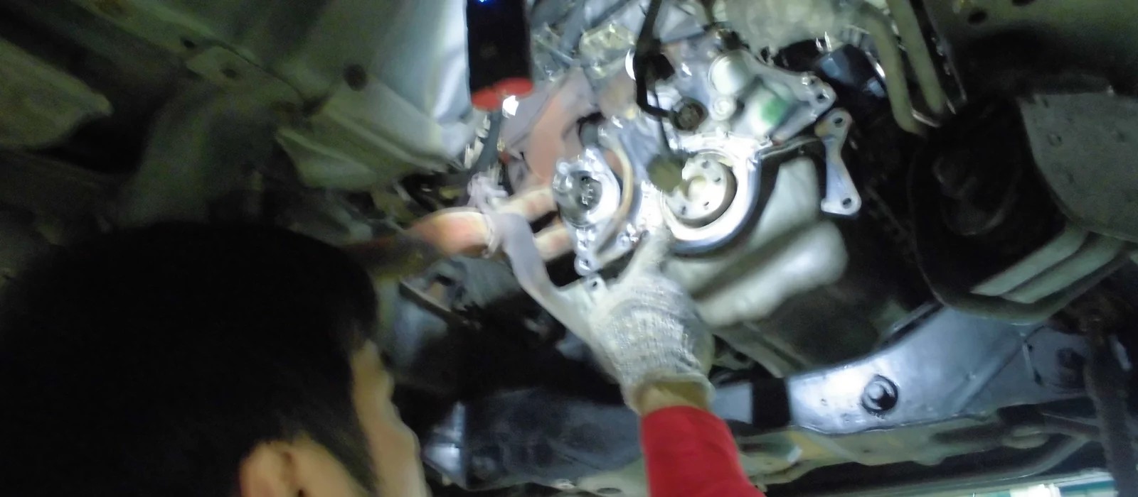 車両の下回りを点検する整備スタッフ